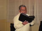 Pastor Jorge Armijos presentando la Palabra de Dios
