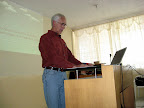 El pastor Rick predicando en la Iglesia Luz y Vida
