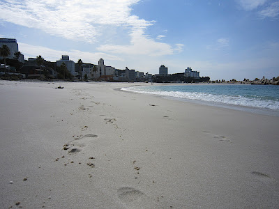 Menschenleerer Strand im Ballermann Japans: Shirahama