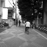 自転車をこぎながら撮影＠吉祥寺図書館前