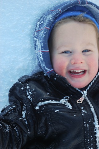 [elilayinginsnow[2].jpg]