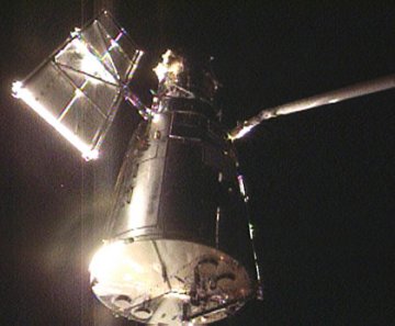 [345874main_hubble_grapple3_strip.jpg]
