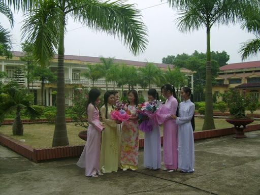 Các em học sinh và giáo viên trong ngày 20/10