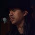 pict3651.jpg, 24 heures de chansons (les 4 & 5 octobre 2008) pour une régularisation des sans-papier … c'est le projet un peu fou qui a germé dans la tête de William Sandoval, artiste équatorien « ex-sans-papiers », mais pas sans talents. http://www.24hdechansons.be/, William Sandoval en session acoustique