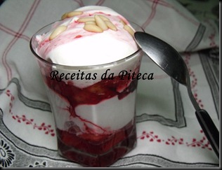 Doce de natas e coulis de frutos