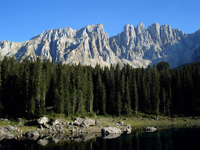El Latemar y el lago Carezza. Passo Costalunga