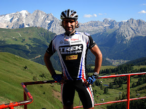 El Passo Sella. Al fondo la Marmolada.