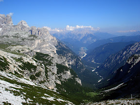 El valle de Auronzo y su lago desde el final de la subida a las Tres Cimas de Lavaredo