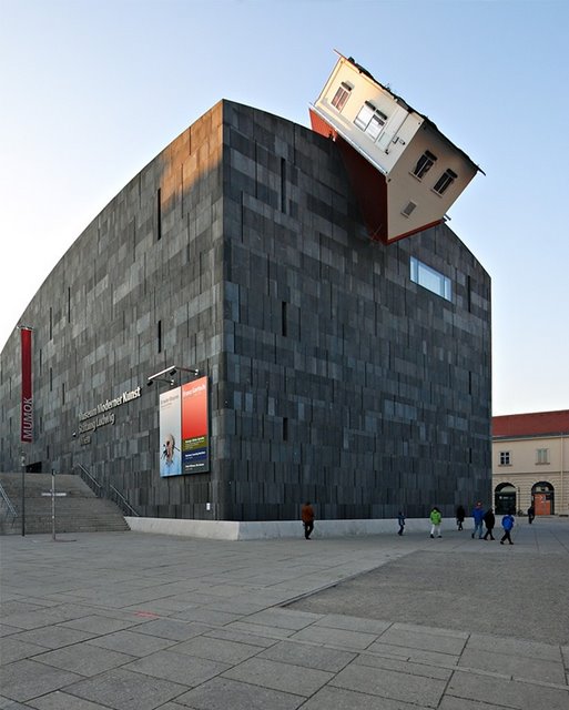 Erwin Wurm: House Attack (Viena, Austria)