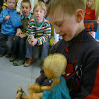 1ste leerjaar - april 2010 - draadpop deesje terug op bezoek in de klas