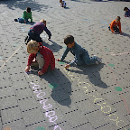 Eerste leerjaarschrijfsels op de speelplaats.