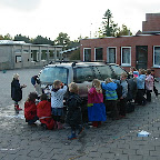 Lieveheersbeestjes-nov0910-We poetsen de auto van juf Tania!