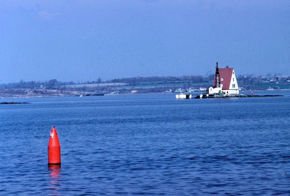 The Gull Rocks lighthouse, sometime before the dwelling was destroyed in 1961 - photograph copyright Jim Nash The Gull Rocks lighthouse, sometime before the dwelling was destroyed in 1961 - photograph copyright Jim Nash