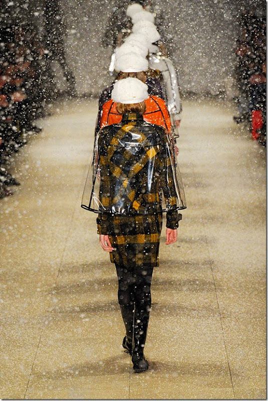 BURBERRY-PRORSUM-FALL-2011-RTW-PODIUM-064_runway