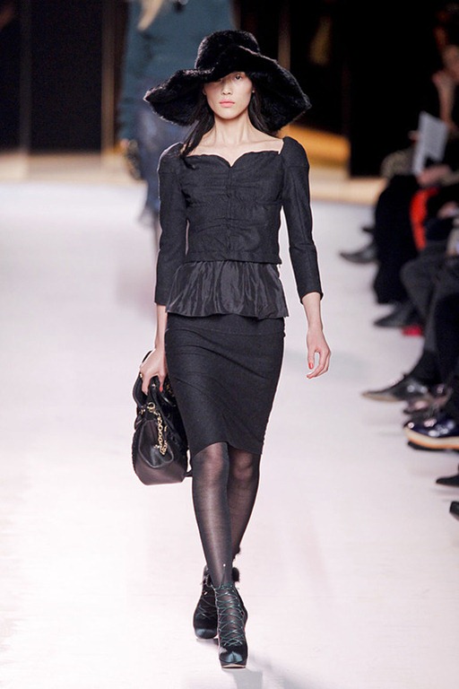[Nina-ricci-FALL-2011-RTW-podium-020_runway[3].jpg]