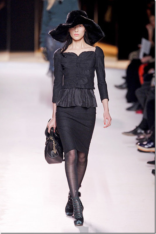 Nina-ricci-FALL-2011-RTW-podium-020_runway