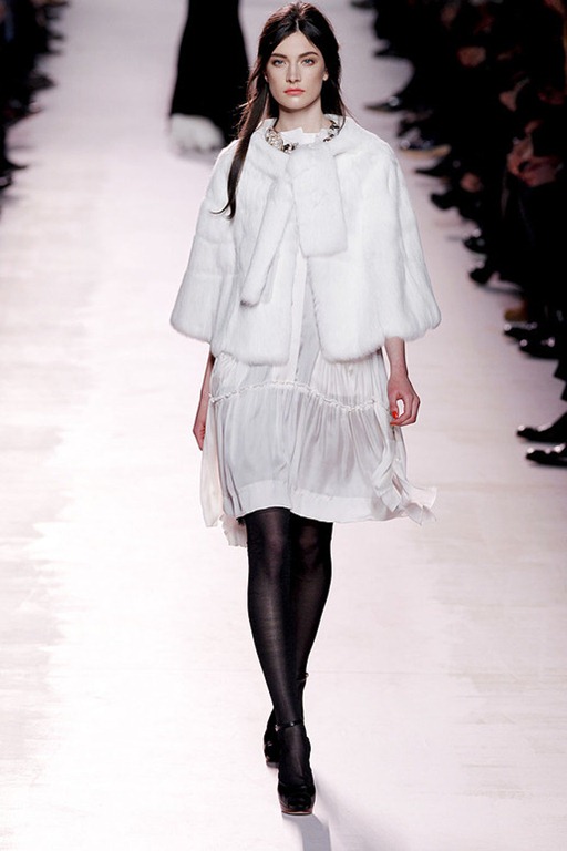 [Nina-ricci-FALL-2011-RTW-podium-038_runway[3].jpg]