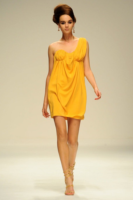 [ISSA-SPRING-RTW-2011-PODIUM-003_runway.jpg]