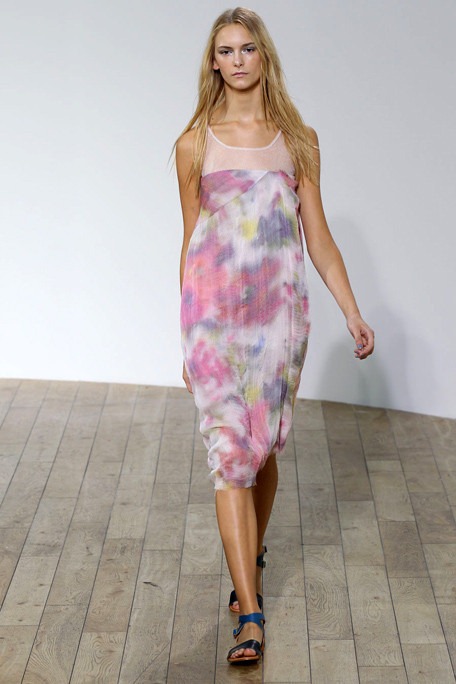[NICOLE-FARHI-SPRING-RTW-2011-PODIUM-031_runway[3].jpg]