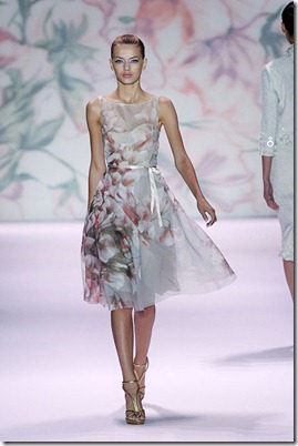 MONIQUE-LHUILLIER-SPRING-2011-RTW-PODIUM-015_runway