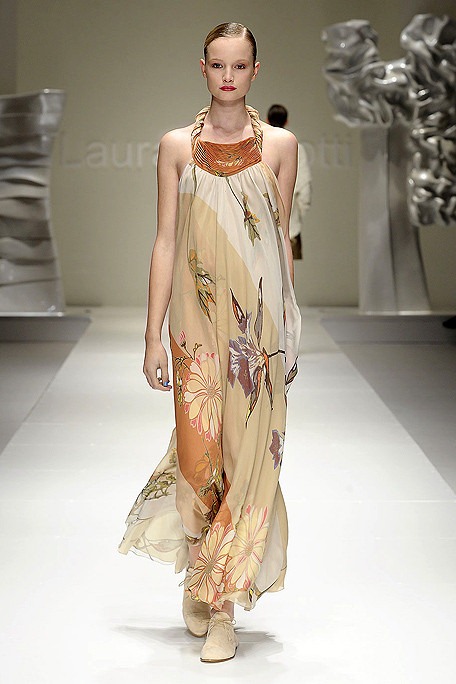 [LAURA-BIAGIOTTI-SPRING-2011-RTW-PODIUM-019_runway[7].jpg]