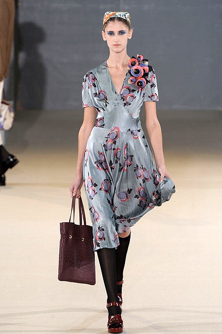[Rochas-SPRING-2011-RTW-PODIUM-005_runway[3].jpg]