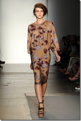 A-DETACHER-SPRING-RTW-2011-PODIUM-015_runway