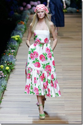 D-G-SPRING-2011-RTW-PODIUM-022_runway