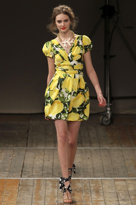 [MOSCHINO-CHEAP-AND-CHIC-SPRING-RTW-2011-PODIUM-015_runway[7].jpg]