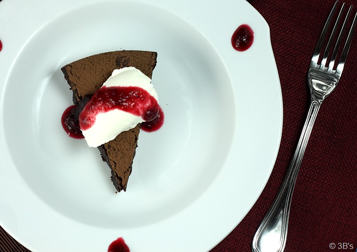 [flourless-chocolate-cake2[6].jpg]