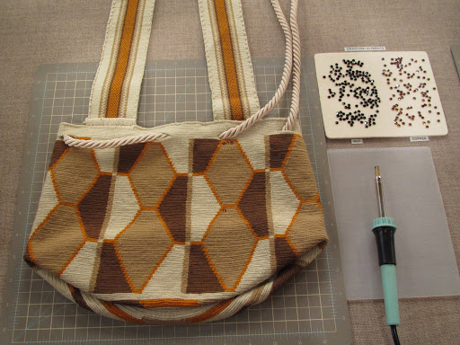 Mochila laid out to be embellished.