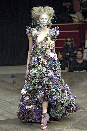 Dress of nude silk embroidered with silk flowers and fresh flowers (Sarabande - Spring/Summer 2007) Dress of nude silk embroidered with silk flowers and fresh flowers (Sarabande - Spring/Summer 2007)