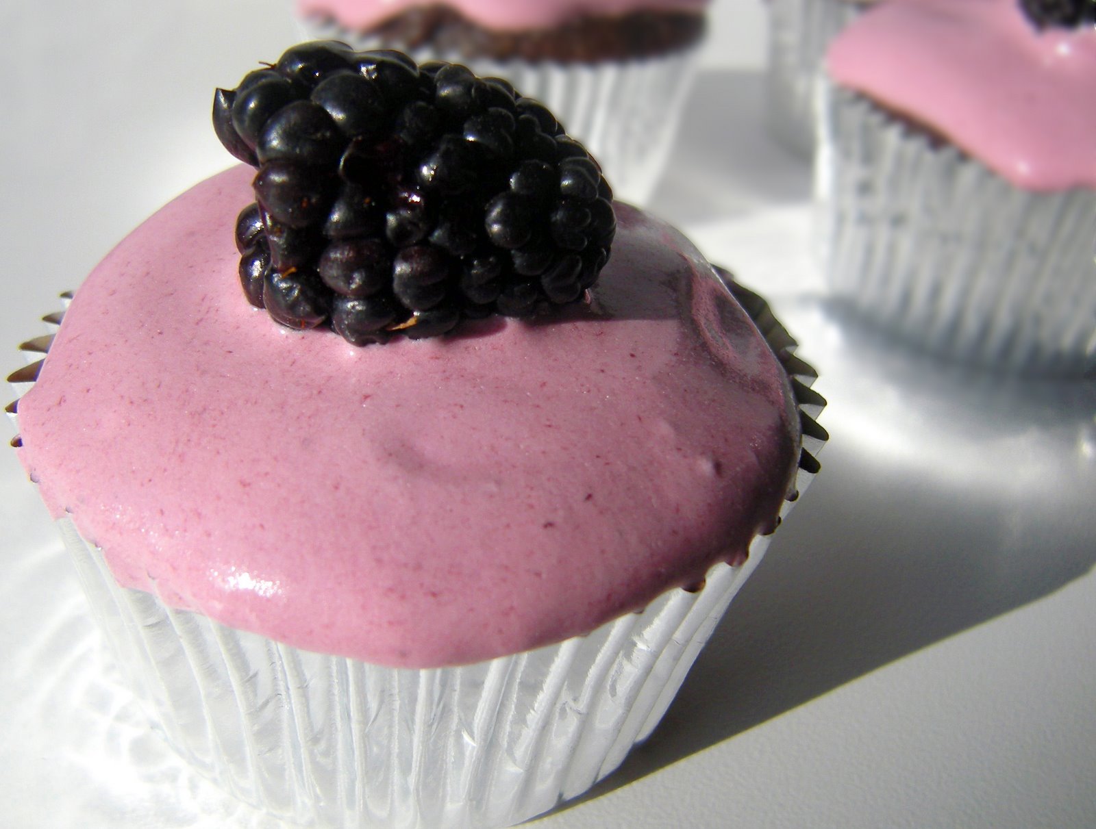 [Blackberry+cupcakes-05.jpg]