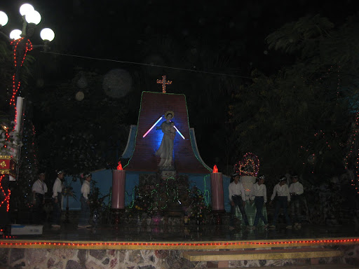Trời hân hoan, các em họ Sổ Làng múa
