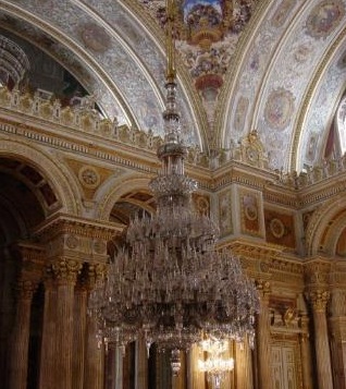[huge-chandelier-in-the[4].jpg]