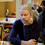 Jan Hugo spilte remis mot Armin (stående bak)  i 1. runde