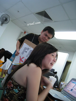 Oh please save me from the horror.. Hhahahahhah Simon going on to do a full on attack of puppy dog eyes with Samantha/<a href='http://wongwenqi.blogspot.com/' rel='external ' title=''>Wen Qi</a>. By the way, <a href='http://wongwenqi.blogspot.com/' rel='external ' title=''>Wen Qi</a> very the garang. I didn't know we have to take out our shoes in the Nuffnang office and she nearly killed me when she saw i still had shoes on. lol.. oh wait wait.. not funnnneyyyy