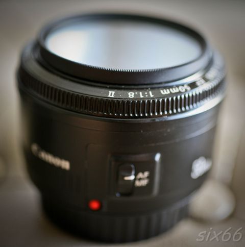 50mm f1.8 comes with lens cap