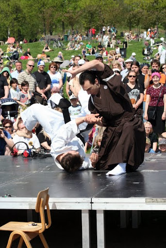 Aseettomassa itsepuolustuksessa esiteltiin, miten vastustaja lentelee