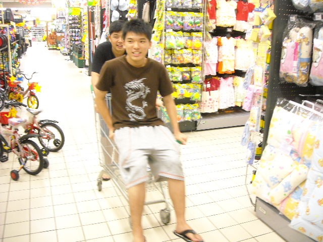 [poh sing sitting in the trolley....[3].jpg]
