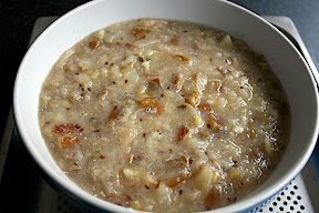Purée de fruits vapeur aux poires, banane (cuisson sur un lit de grains de lin, gingembre frais, cannelle et gruau de sarrasin)