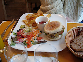 VG-Burger : burger seitan, frites au couteau, salade