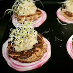Toast tofu chataigne à la crème de céleri coiffé de germes de poireau sur lit de betterave