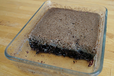 mousse de lentilles et graines de lin sur gâteau de riz violet, cuisson vapeur