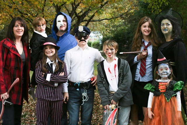 [halloween 2010 big group[15].jpg]