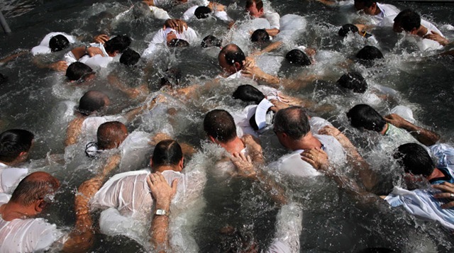 [baptism-zoom[5].jpg]