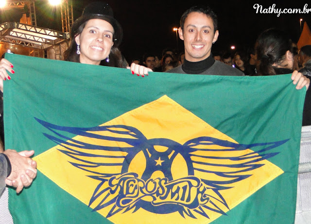 Os fãs mereceram. Olha que linda essa bandeira que eles fizeram!