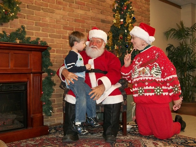 [lunch w santa and decorate tree 015[4].jpg]