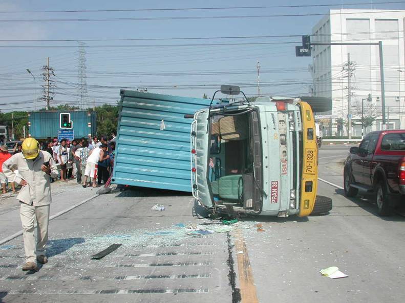[Reasons-Not-To-Drive-Close-To-Container-Trucks (1).jpg]