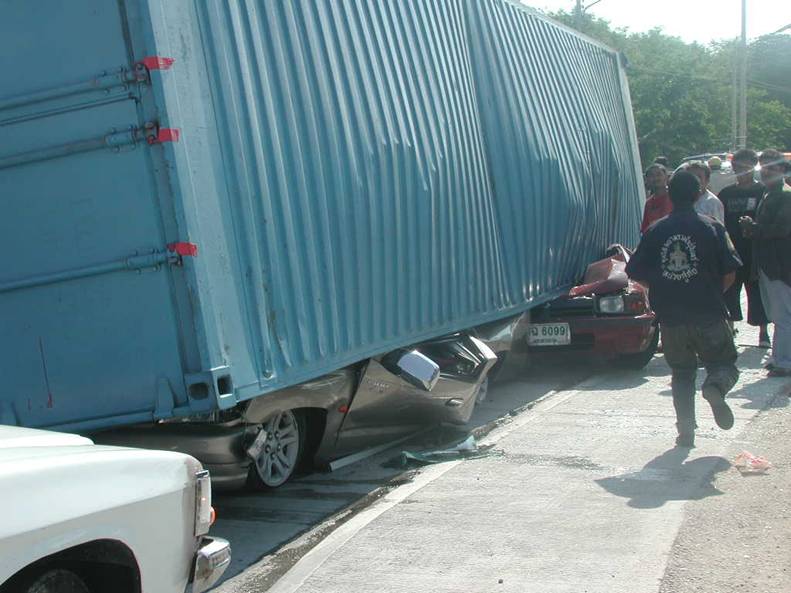 [Reasons-Not-To-Drive-Close-To-Container-Trucks (2).jpg]